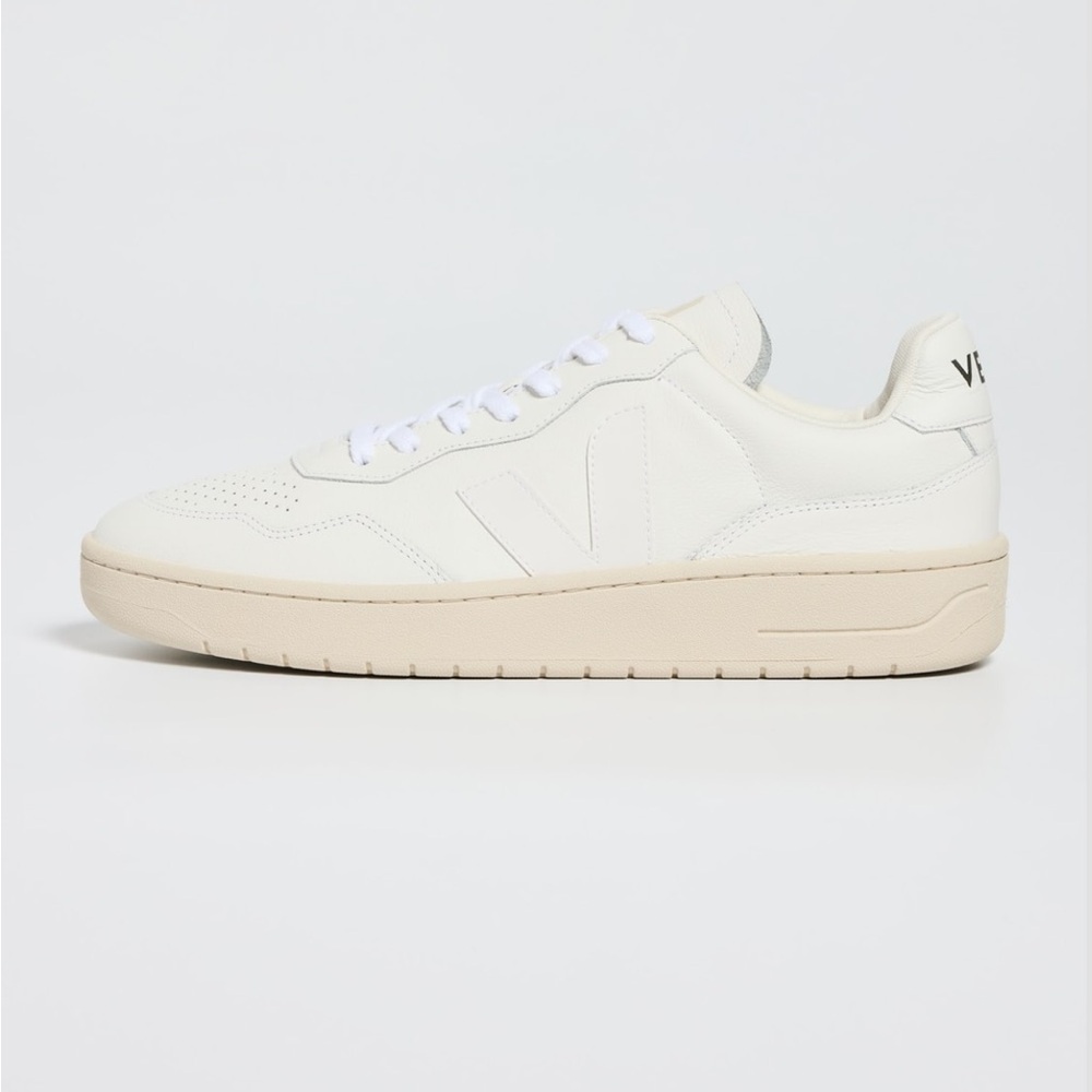 Veja Sneakers - Picture 6 of 15